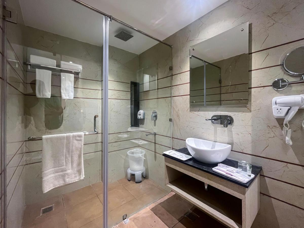 Hotel Classio Royale Amritsar Exteriör bild