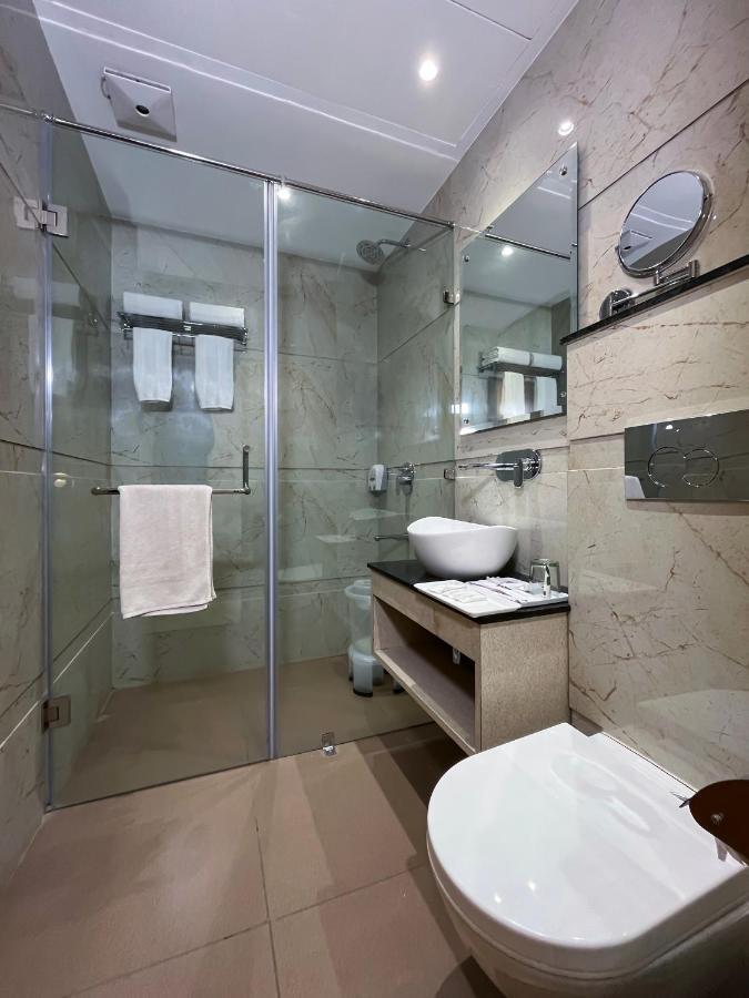 Hotel Classio Royale Amritsar Exteriör bild